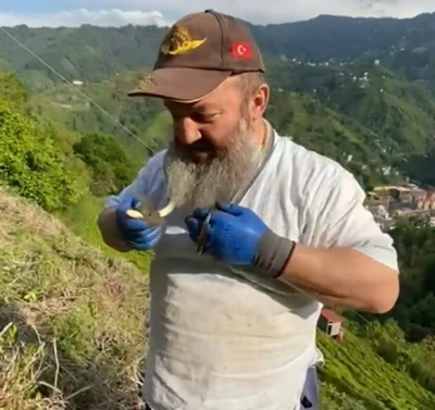Tuttuğu yılanın &ouml;nce g&uuml;zelliğini anlattı, sonra kolye gibi boynuna doladı
