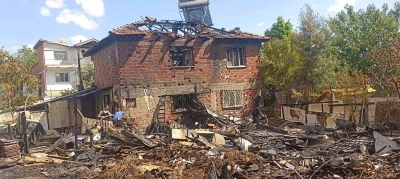 Tutuşan perde onca yıllık emeklerini k&uuml;le &ccedil;evirdi
