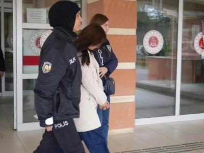 Tuvalette doğurduğu bebeğini &ccedil;&ouml;pe attı
