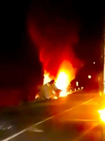 Tuz y&uuml;kl&uuml; tır alev topuna d&ouml;nd&uuml;
