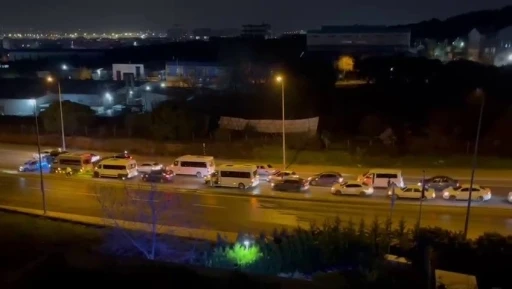 Tuzla&rsquo;da d&uuml;ğ&uuml;n konvoyu yolu kapattı, metrelerce ara&ccedil; kuyruğu oluştu
