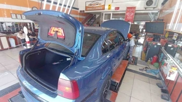 &Uuml;&ccedil; aracı birleştirip bir otomobil yaptılar
