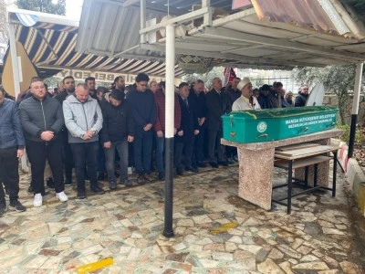 &Uuml;&ccedil; &ccedil;ocuk babası halı sahada can verdi