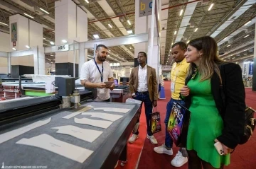 &Uuml;&ccedil; fuar aynı anda
