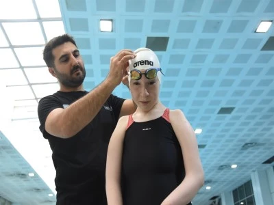 &Uuml;&ccedil; kez d&uuml;nya şampiyonu olan Bursalı y&uuml;z&uuml;c&uuml; Esra Y&uuml;ce'nin m&uuml;cadele hikayesi
