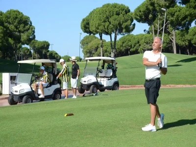 &Uuml;&ccedil; kul&uuml;b&uuml;n taraftarı golf sahasında dostluk i&ccedil;in buluştu