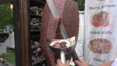 &Uuml;&ccedil; metrelik tabakta Bursa kebabı ikramı