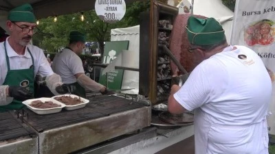 &Uuml;&ccedil; metrelik tabakta Bursa kebabı ikramı