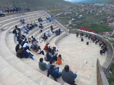 &Uuml;&ccedil; şehir arasında k&uuml;lt&uuml;r k&ouml;pr&uuml;s&uuml; kuran "K&uuml;lt&uuml;rler Buluşuyor" projesi bu kez Sivas&rsquo;ta
