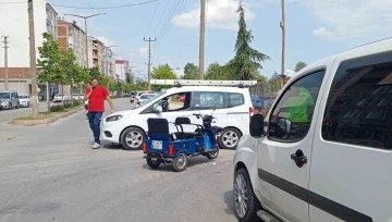 &Uuml;&ccedil; tekerlekli elektrikli bisiklet devrildi: 2 yaralı
