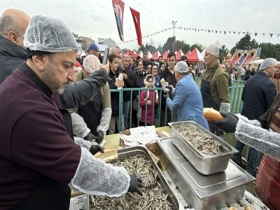 &Uuml;&ccedil; ton hamsi vatandaşlara &uuml;cretsiz dağıtıldı