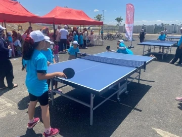 &rsquo;U&ccedil;an Raketler&rsquo; Kahramanmaraş konteyner kentteki &ccedil;ocuklarla buluştu
