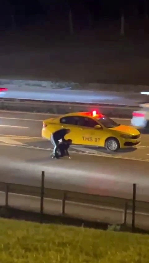 &Uuml;cretini alamadığı m&uuml;şterisini yol ortasında d&ouml;vd&uuml;
