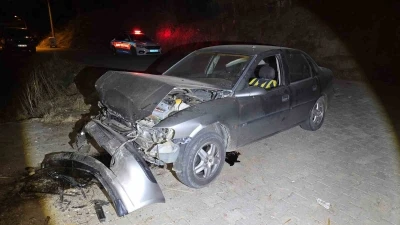 U&ccedil;uruma yuvarlanan otomobilde sıkışan s&uuml;r&uuml;c&uuml; kurtarıldı