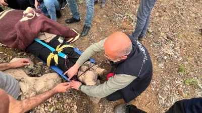 U&ccedil;urumdan d&uuml;şen vatandaşı itfaiye ekipleri kurtardı
