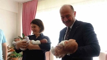 &Uuml;&ccedil;&uuml;z bebek sahibi aileye Vali Serdenge&ccedil;ti ve eşinden s&uuml;priz ziyaret
