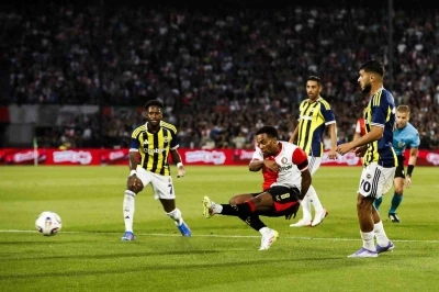 UEFA Şampiyonlar Ligi: Feyenoord: 1 - Fenerbah&ccedil;e: 0 (İlk yarı)