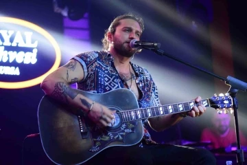 Ufuk Beydemir yeni şarkısını ilk kez Bursa&rsquo;da seslendirdi