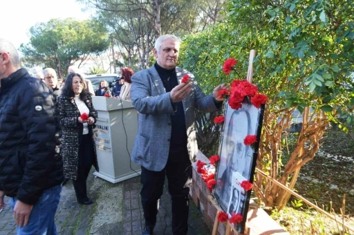Uğur Mumcu vefatının 32. yılında Ayvalık&rsquo;taki evi &ouml;n&uuml;nde anıldı
