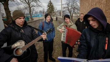 Ukrayna'da halka savaşın acısını unutturmak i&ccedil;in yollara d&uuml;şen koro k&ouml;y ve şehirleri geziyor