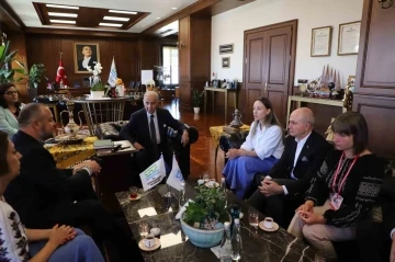 Ukraynalı &ccedil;ocuklar savaşta kullanılan mermi kovanları ile t&uuml;m d&uuml;nyaya barış mesajı verdi
