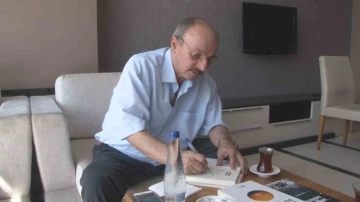 &Uuml;lk&uuml;c&uuml; Hareket&rsquo;in &ouml;nemli isimlerinden Şenocak, 1980 İhtilali &ouml;ncesi ve sonrasında yaşadıklarını kitaplaştırdı