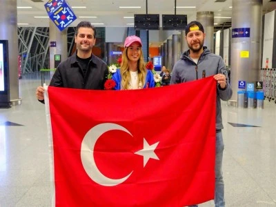 Ultramaraton y&uuml;z&uuml;c&uuml;s&uuml; Eda Savcıgil, rekorlarla T&uuml;rkiye'ye d&ouml;nd&uuml;