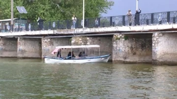 Bursa Uluabat G&ouml;l&uuml;'nde, ara&ccedil;ların park edildiği k&ouml;pr&uuml;n&uuml;n altından yeniden kayıklar ge&ccedil;iyor