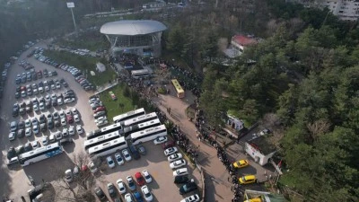 Uludağ'a &ccedil;ıkmak isteyenler yaklaşık 1 kilometre kuyruk oluşturdu