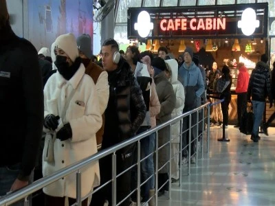 Uludağ&rsquo;a teleferikle &ccedil;ıkmak isteyenler kuyruk oluşturdu