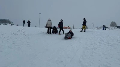 Uludağ'da etkili olan kar yağışıyla g&uuml;n&uuml;birlik&ccedil;iler zirveye akın etti