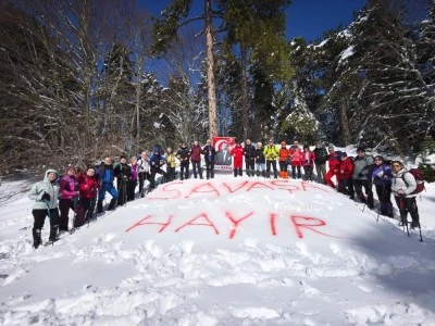 Uludağ'da karlara "savaşa hayır" yazdılar