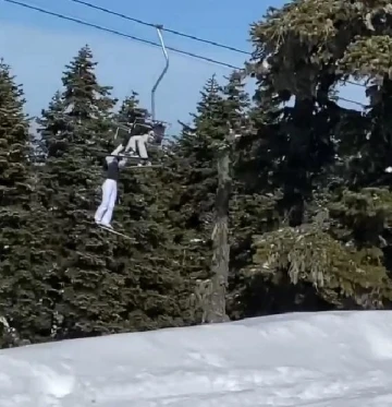 Uludağ'da kayak&ccedil;ının telesiyejin demirine asılı kaldığı anlar kamerada