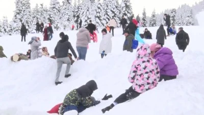  Uludağ&rsquo;da s&ouml;mestr tatilinin son g&uuml;n&uuml;nde yoğunluk s&uuml;r&uuml;yor