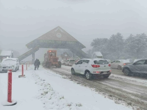 Uludağ&rsquo;da yoğun kar ve tipi...Zincirsiz ara&ccedil; girişi yasaklandı
