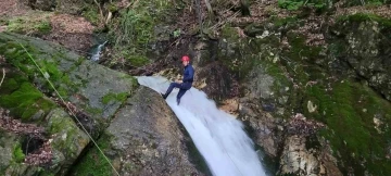 Uludağ&rsquo;ın en dik şelalelerinden iple indiler
