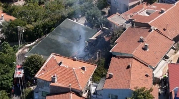 Uludağ&rsquo;ın eteklerinde 2 ahşap ev alev alev yandı