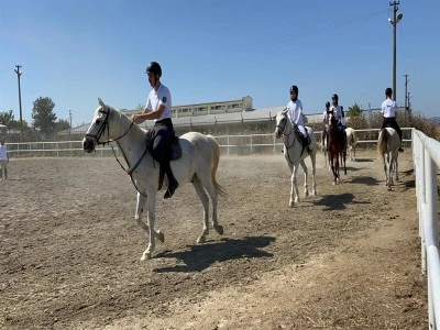 Uludağ &Uuml;niversitesi At&ccedil;ılık Meslek Y&uuml;ksekokulu'nda mezuniyet sevinci