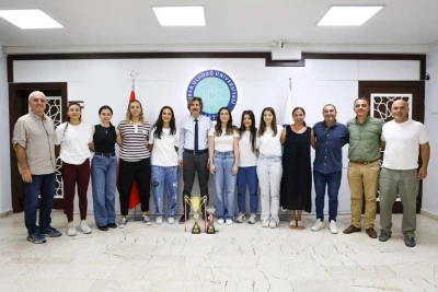Uludağ &Uuml;niversitesi Kadın Hentbol Takımından &ccedil;ifte şampiyonluk