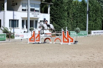 Uludağ &Uuml;niversitesi'nden 50. yıla &ouml;zel proje: Gen&ccedil; Atlar Yarışması