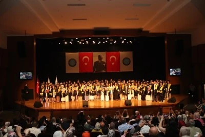 Uludağ &Uuml;niversitesi'nin gen&ccedil; mimarları mezun oldu