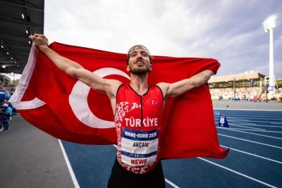 Uludağ &Uuml;niversitesi'nin milli sporcusu Berke Ak&ccedil;am'dan altın madalya