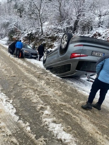 Uludağ yolu &ccedil;arpışan otomobil pistine d&ouml;nd&uuml;, kimileri mahsur kaldı
