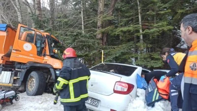 Uludağ yolunda kar k&uuml;reme aracı otomobille &ccedil;arpıştı: 2 yaralı