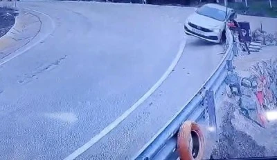  Uludağ yolunda kontrolden &ccedil;ıkan ara&ccedil; bariyerlere &ccedil;arptı