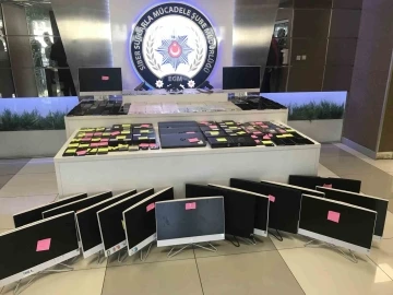 Uluslararası dolandırıcılık şebekesinden ele ge&ccedil;irilen malzemeler emniyette sergilendi
