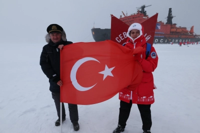 Uluslararası Keşif Gezisine Katılan T&uuml;rk Gen&ccedil;, Kuzey Kutbu&rsquo;nda T&uuml;rk Bayrağını Dalgalandırdı
