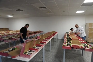 &Uuml;mraniye Belediyesi ihtiya&ccedil; sahibi 7 bin aileye iftariyelik dağıtıyor
