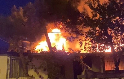 &Uuml;mraniye&rsquo;de 3 gecekondu alev alev yandı