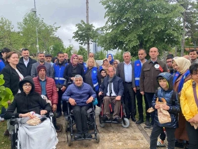 &Uuml;mraniye&rsquo;de engelli vatandaşlar, "Senin de Bir Ağacın Olsun" sloganıyla fidanları toprakla buluşturdu
